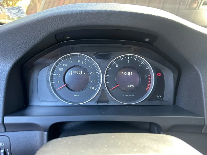 Volvo V60 2.0 D3 Автомат, снимка 9 - Автомобили и джипове - 52908190