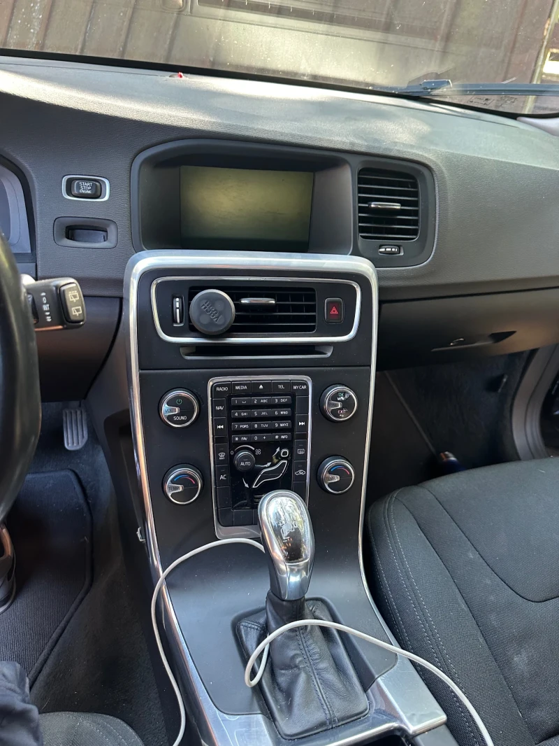 Volvo V60 2.0 D3 Автомат, снимка 10 - Автомобили и джипове - 52908190