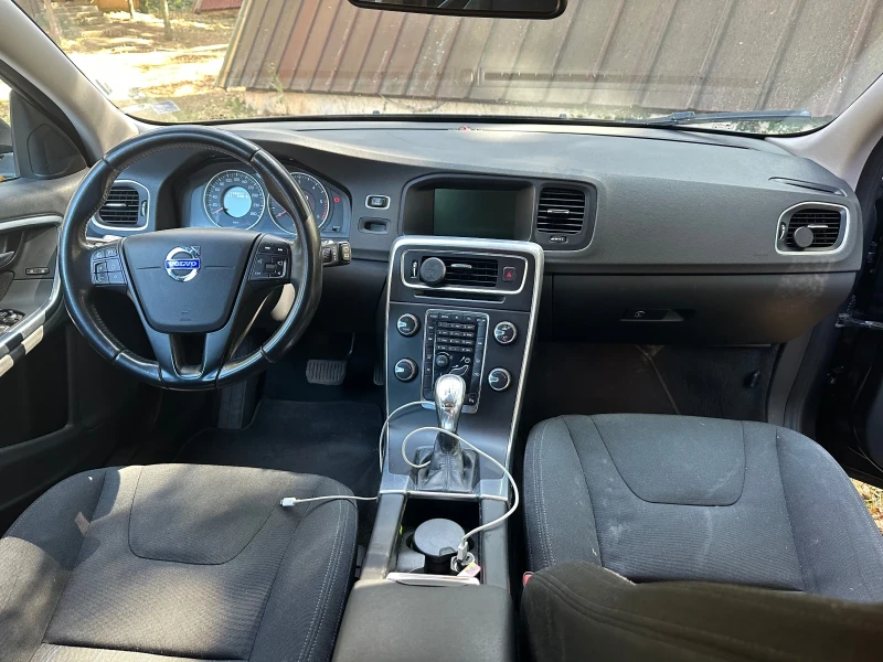 Volvo V60 2.0 D3 Автомат, снимка 8 - Автомобили и джипове - 52908190
