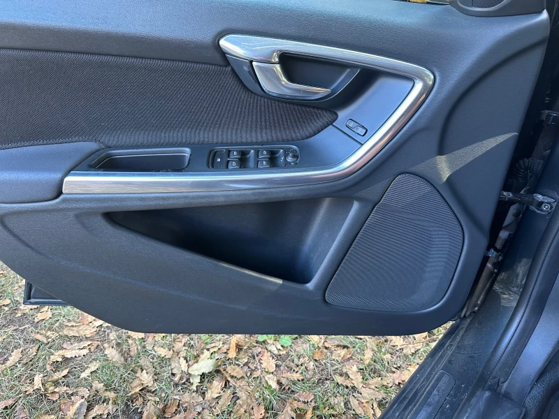 Volvo V60 2.0 D3 Автомат, снимка 11 - Автомобили и джипове - 52908190