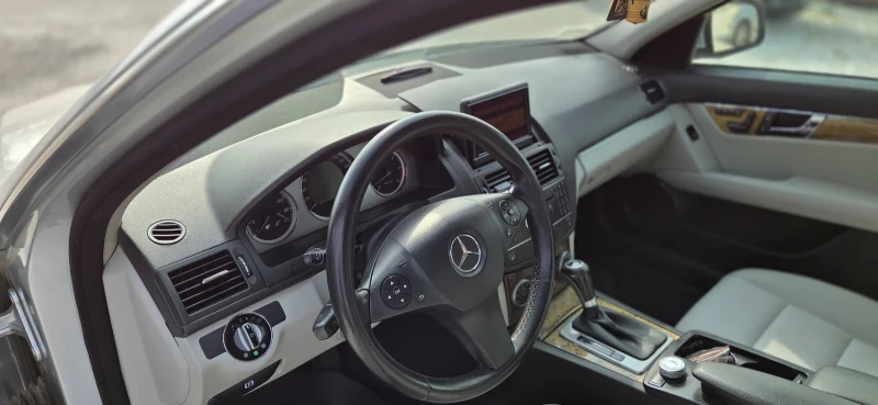 Mercedes-Benz C 320 Avantgarde, снимка 11 - Автомобили и джипове - 51838144