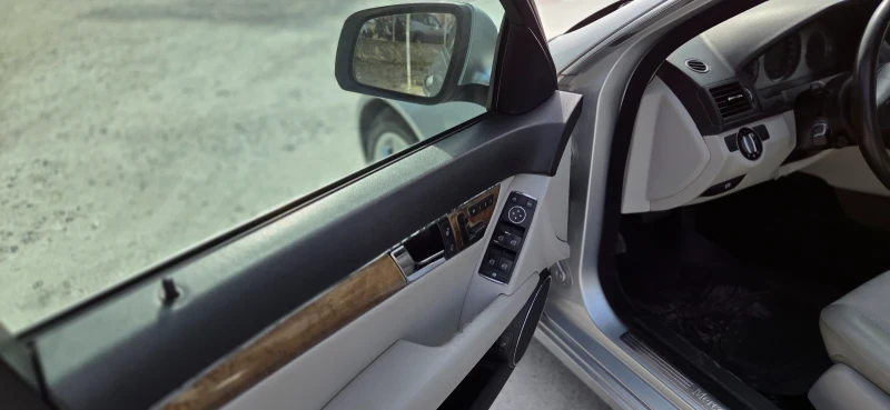 Mercedes-Benz C 320 Avantgarde, снимка 9 - Автомобили и джипове - 51838144