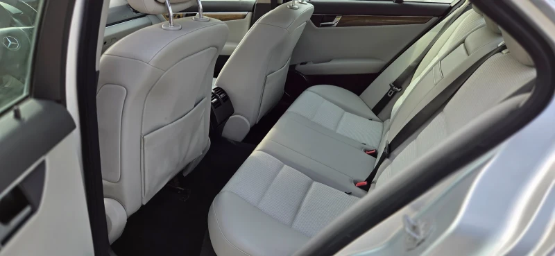Mercedes-Benz C 320 Avantgarde, снимка 12 - Автомобили и джипове - 51838144