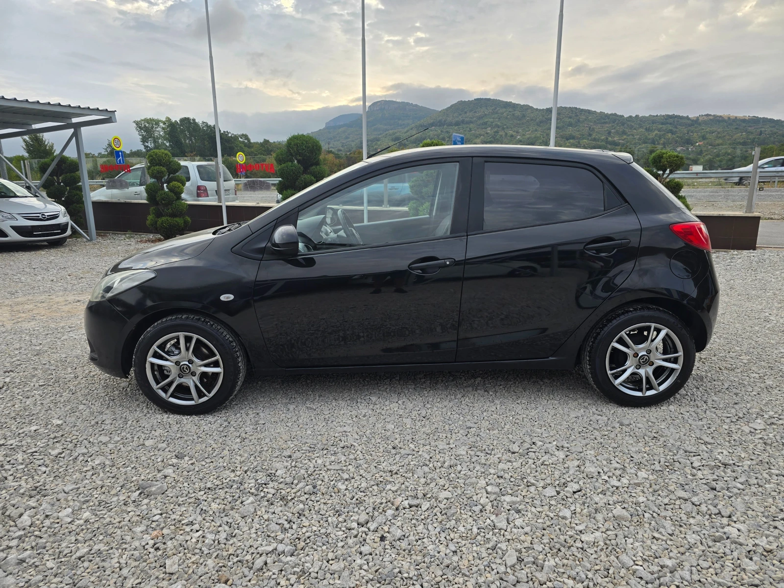 Mazda 2 1.3 БЕНЗИН ! ! РЕАЛНИ КИЛОМЕТРИ - изображение 2