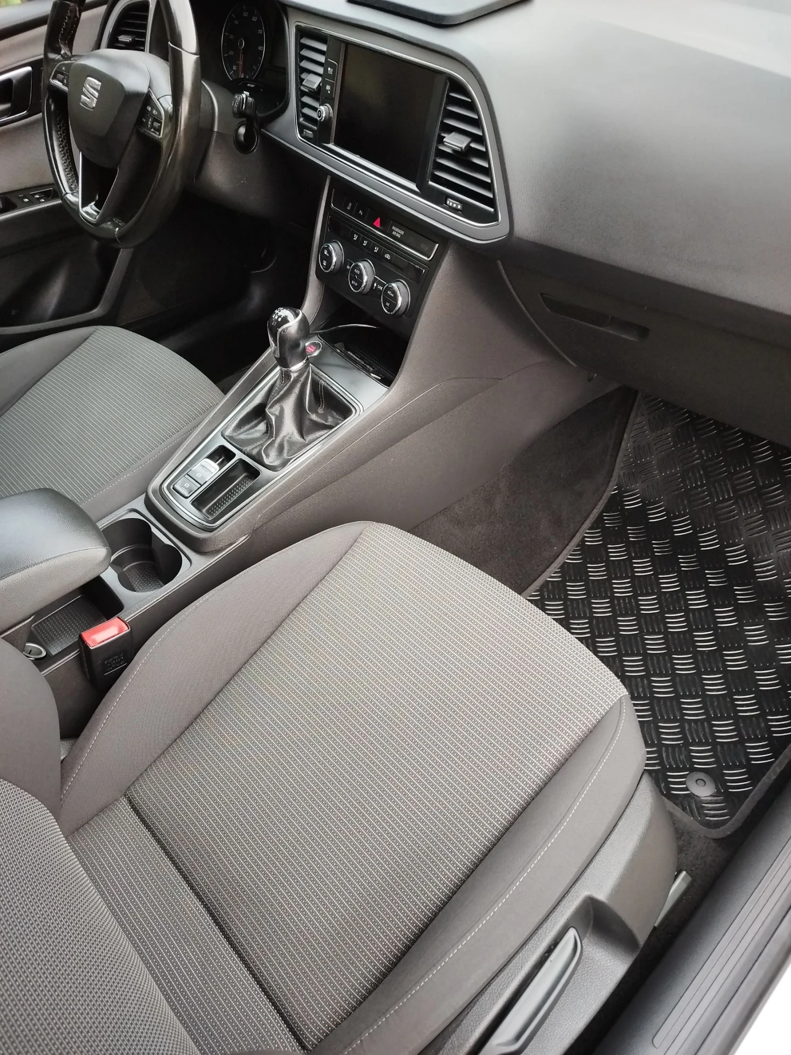 Seat Leon 1.5TGI* LED* NAV* DISTR* , снимка 8 - Автомобили и джипове - 53825396