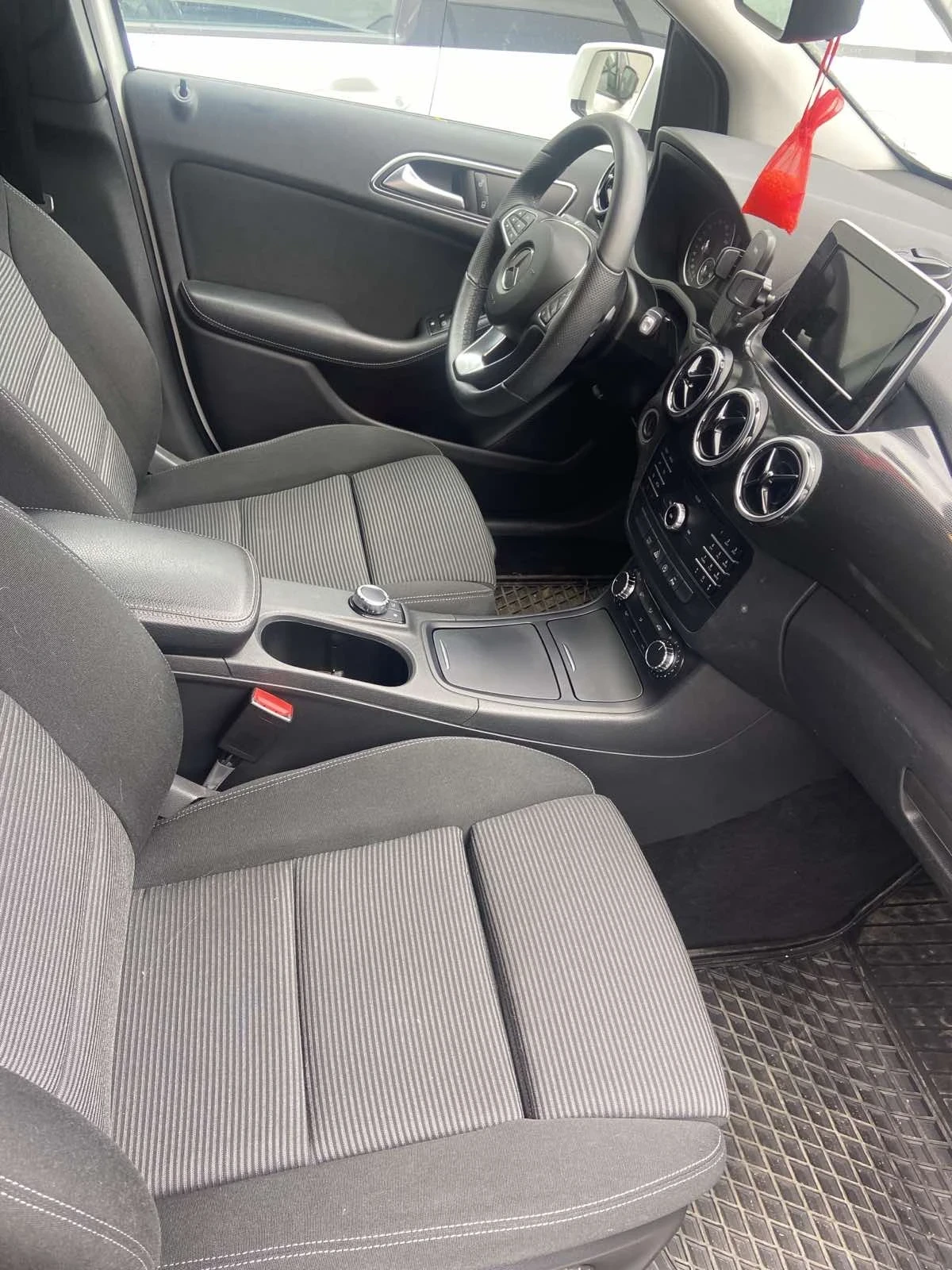 Mercedes-Benz B 220, снимка 7 - Автомобили и джипове - 54429917