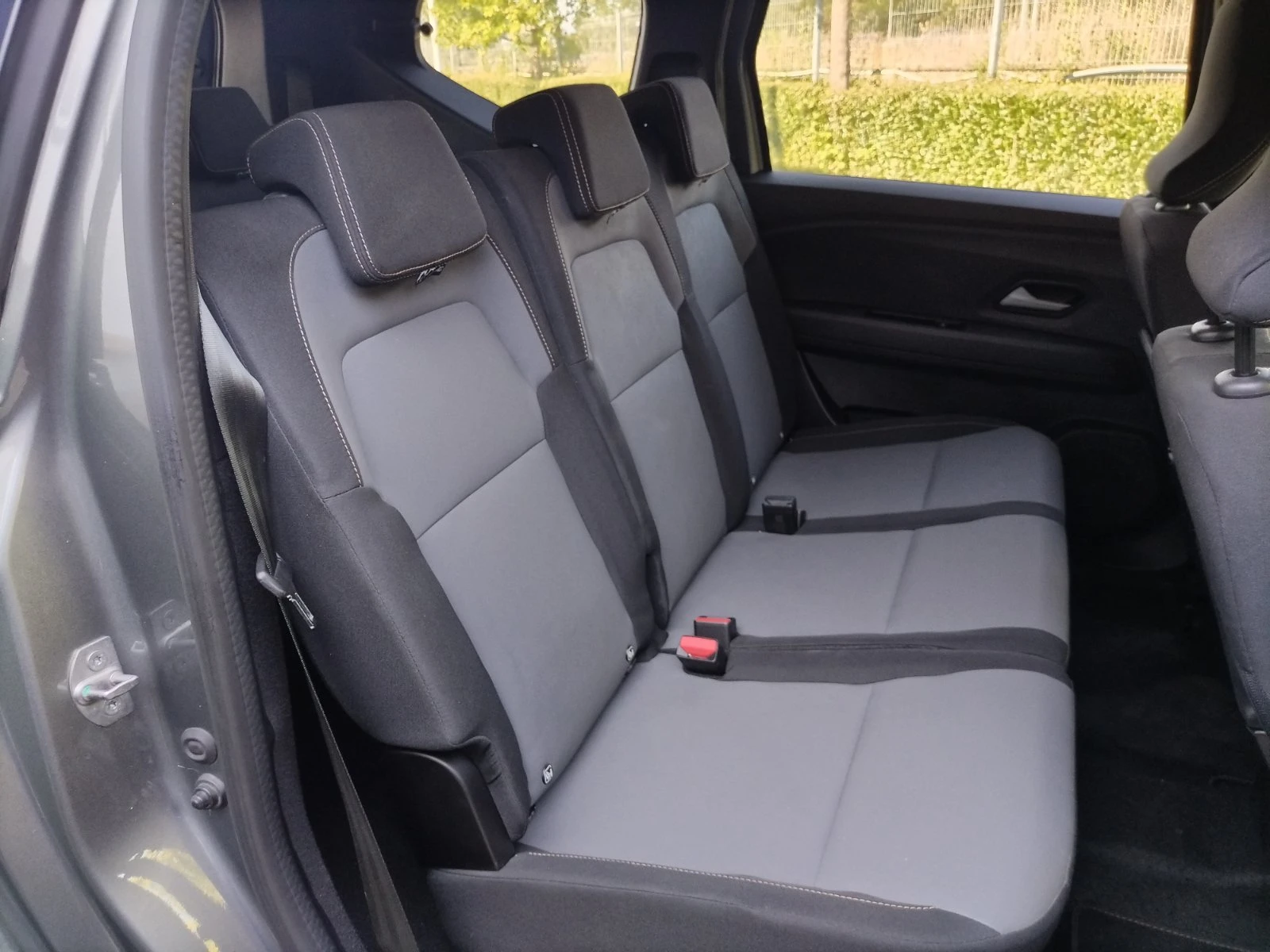 Dacia Jogger 1.0Tce/100к.с./ECO-G/EXTREME, снимка 16 - Автомобили и джипове - 55747880