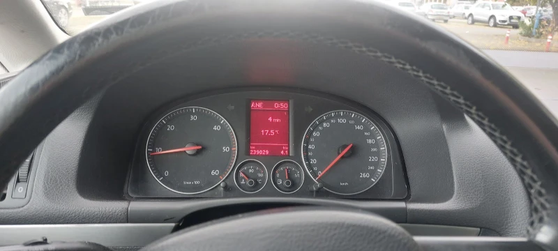 VW Touran, снимка 11 - Автомобили и джипове - 52066500