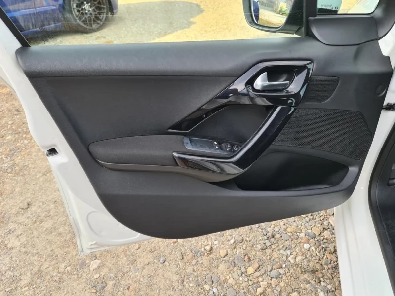 Peugeot 208 1.2 I, снимка 10 - Автомобили и джипове - 52655970
