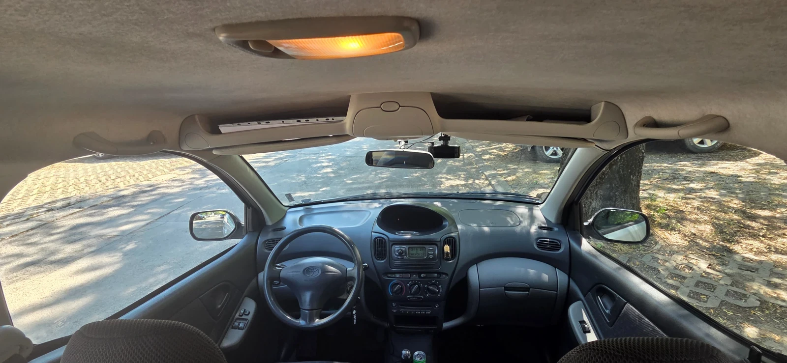 Toyota Yaris verso  - изображение 8