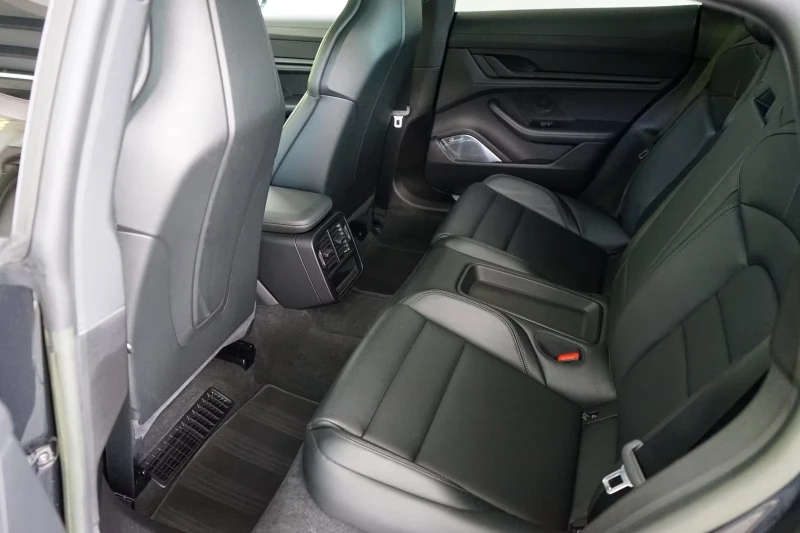 Porsche Taycan 4S/530HP/BURMESTER/PANO/CHRONO/ACC/HUD/360/826v, снимка 13 - Автомобили и джипове - 52492618