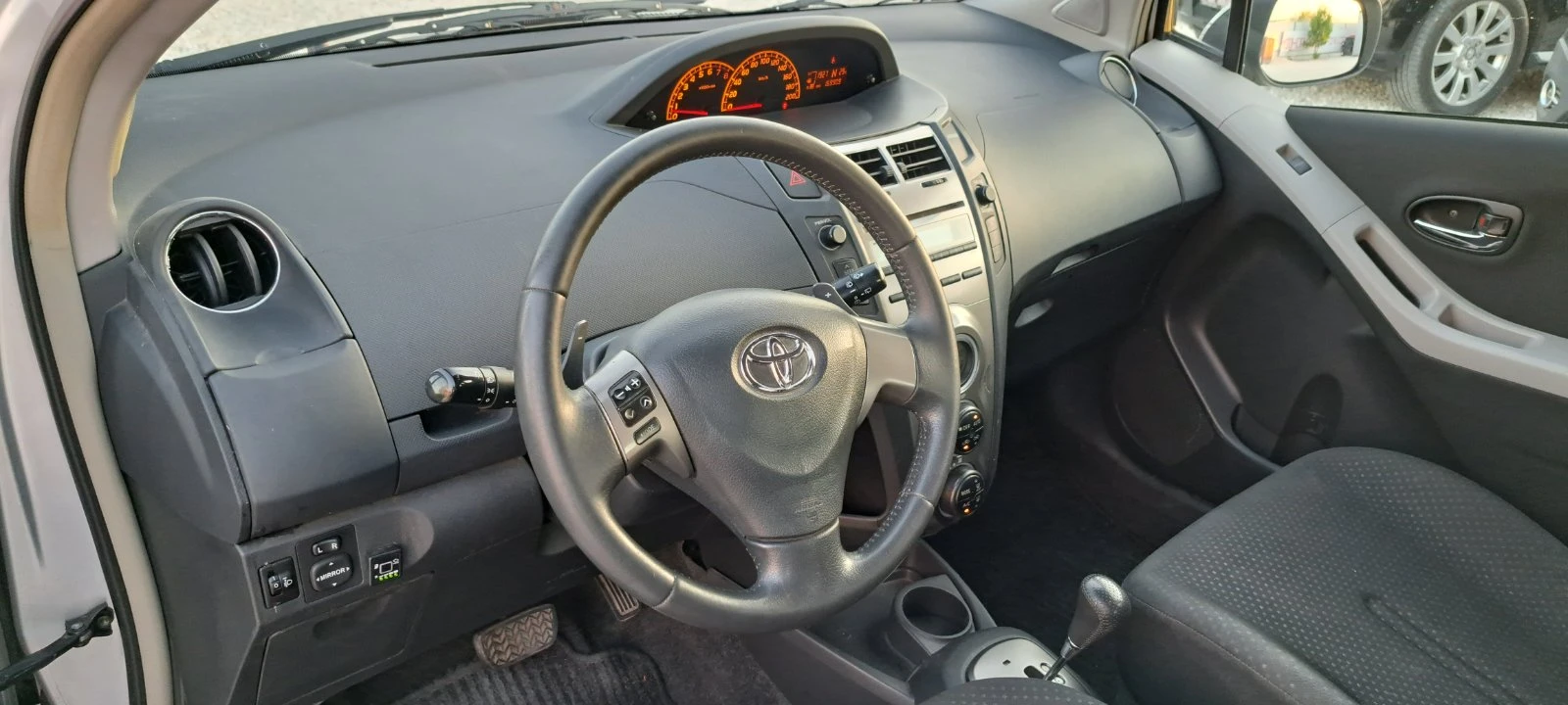 Toyota Yaris Avtomat 1.3 - изображение 10