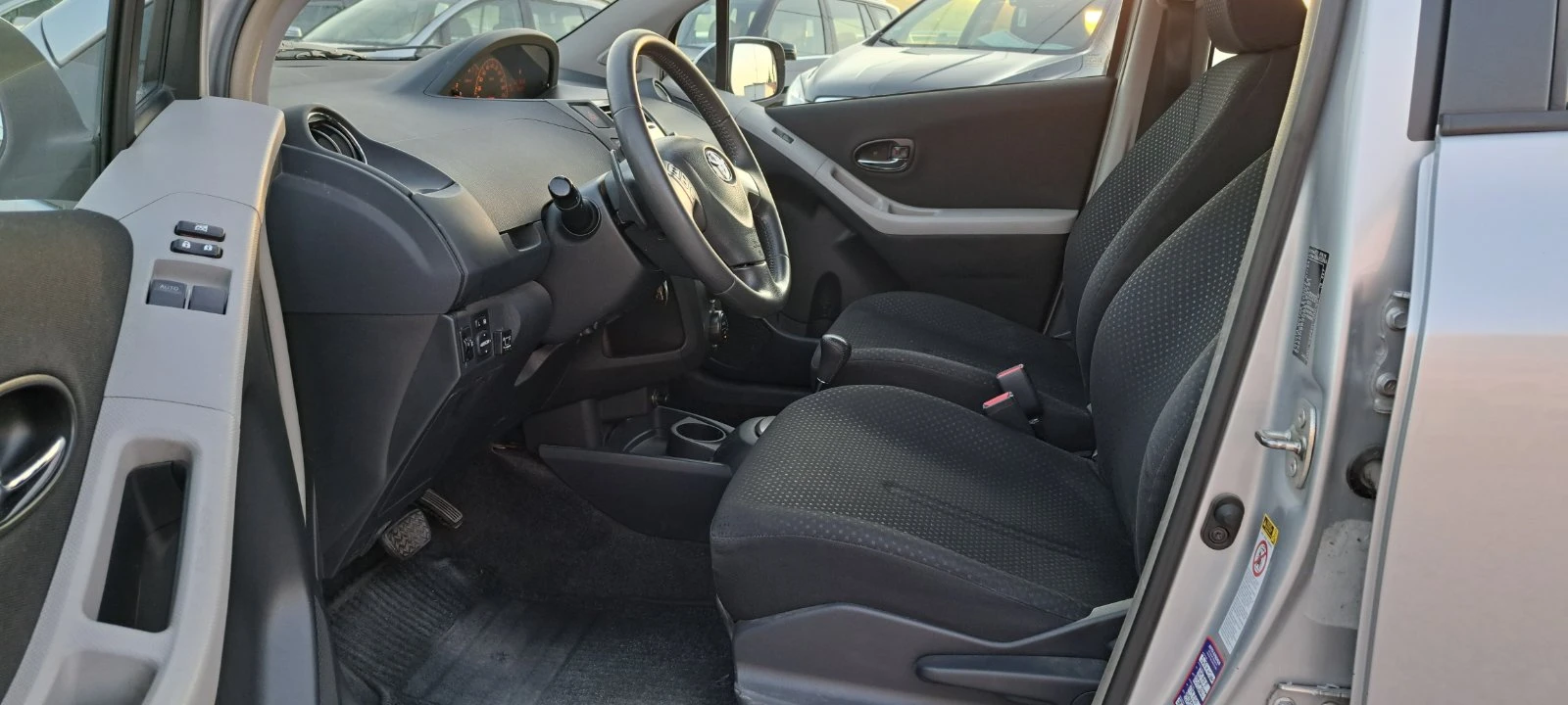 Toyota Yaris Avtomat 1.3 - изображение 9