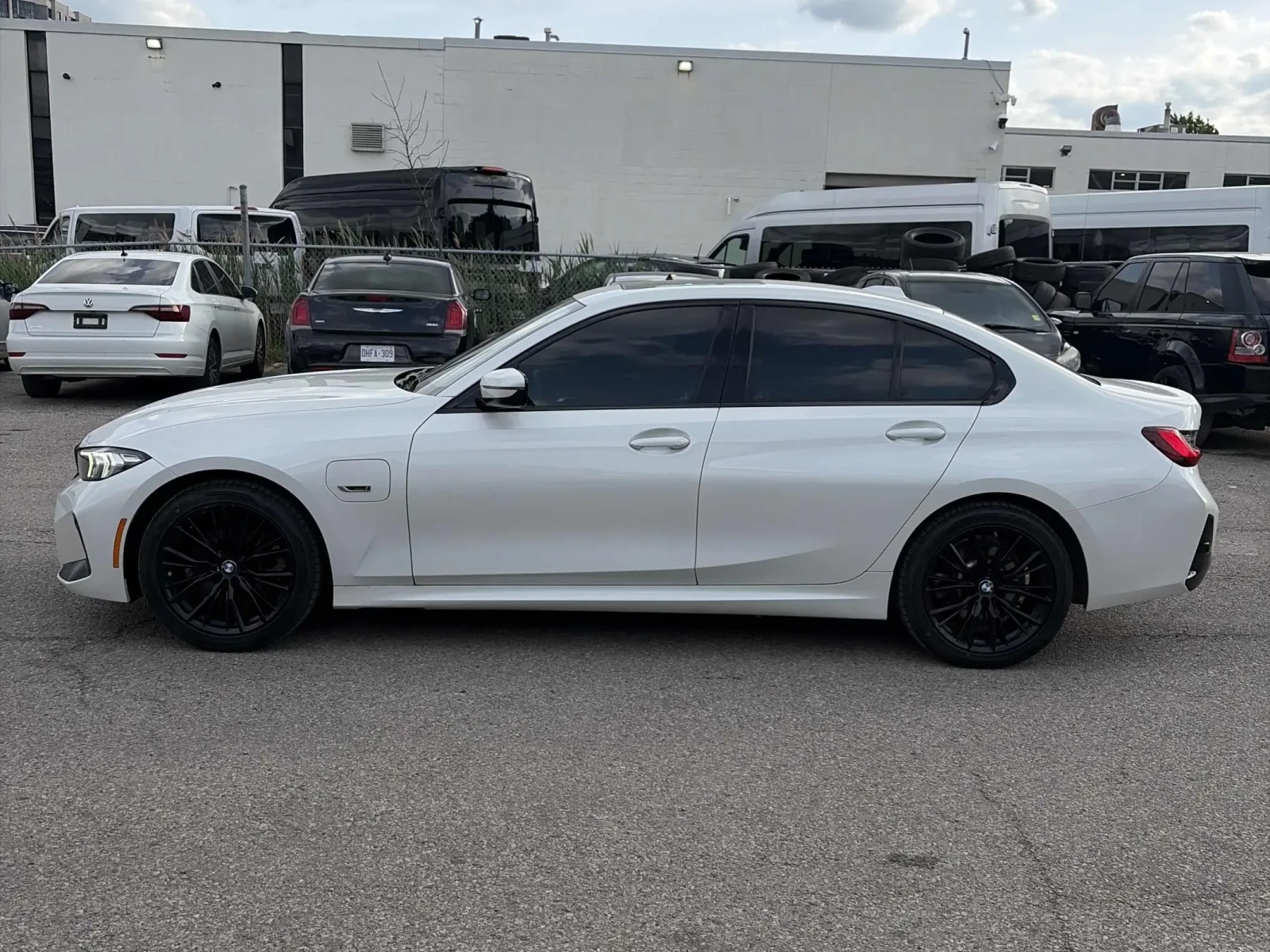 BMW 330 xDrive * M SPORT * Keyless * CARFAX * АВТО КРЕДИT, снимка 3 - Автомобили и джипове - 55038280
