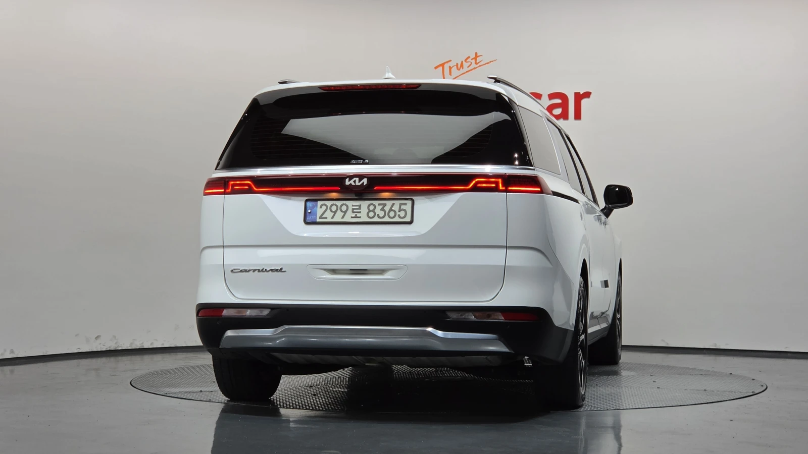 Kia Carnival 2.2* ЕЛ. БАГАЖНИК* BLIND SPOT* КРАЙНА ЦЕНА, снимка 4 - Автомобили и джипове - 56024701