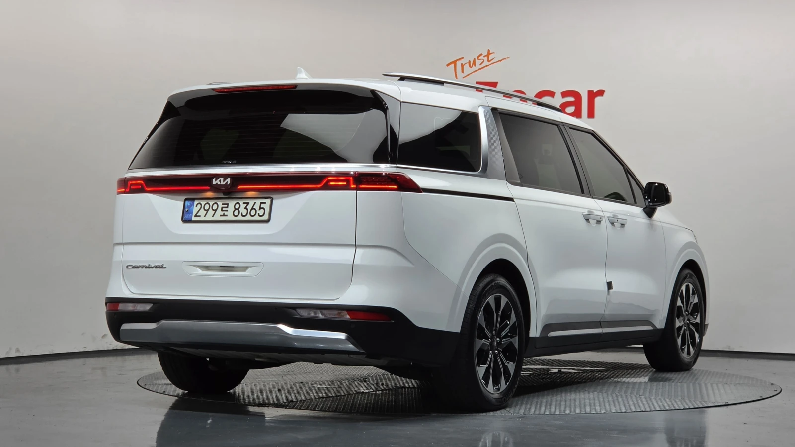 Kia Carnival 2.2* ЕЛ. БАГАЖНИК* BLIND SPOT* КРАЙНА ЦЕНА, снимка 2 - Автомобили и джипове - 56024701