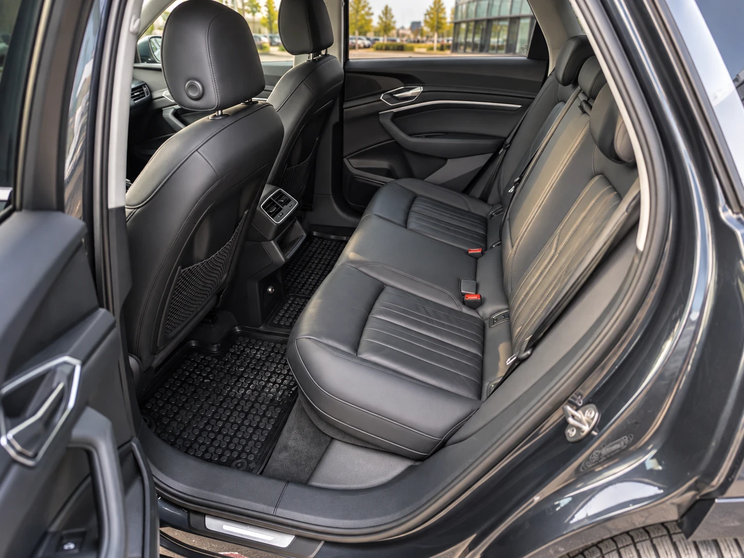 Audi E-Tron 4Х4/FULL/ГАРАНЦИЯ , снимка 10 - Автомобили и джипове - 56059172