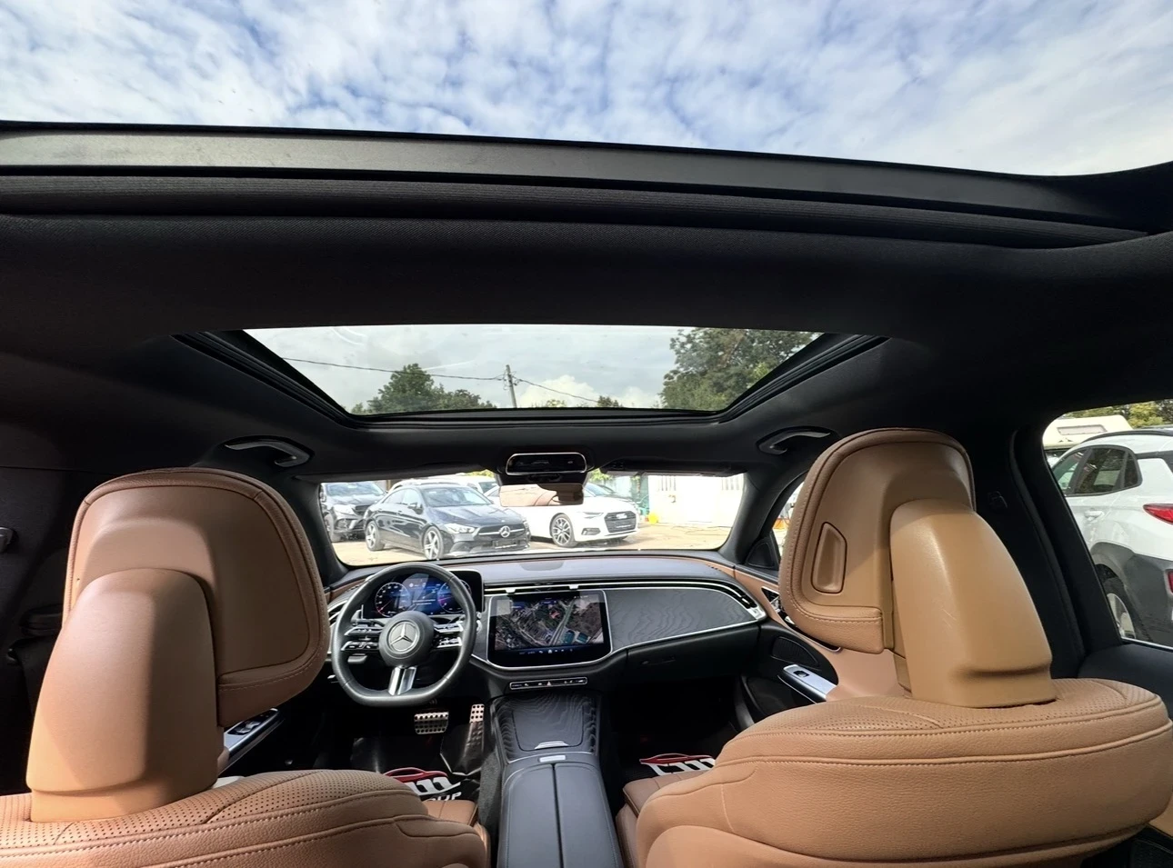 Mercedes-Benz E 220 AMG/MILD HYBRID/PANORAMA/360 КАМЕРИ/ОБДУХВАНЕ, снимка 10 - Автомобили и джипове - 56239604