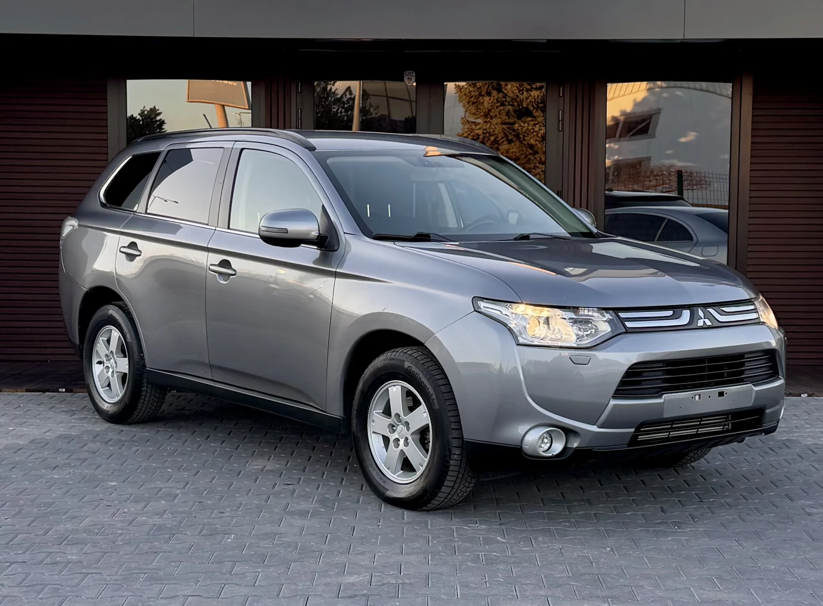 Mitsubishi Outlander - 4x4 - Xenon - Сменени вериги - 2.2D - 7 местен - - изображение 2