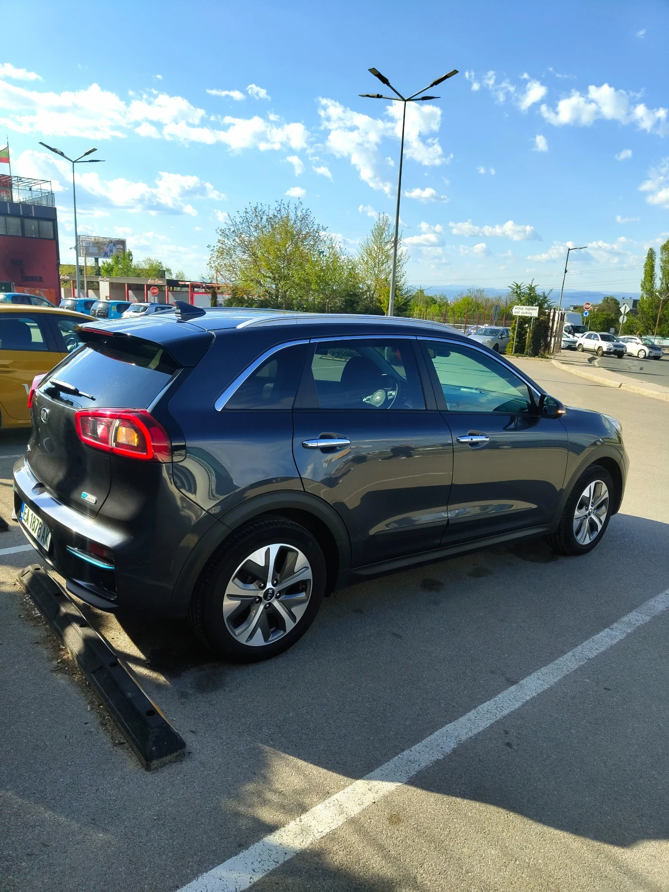 Kia Niro 65 kWh, ExecutiveLine, 100% SOH, Термопомпа, снимка 4 - Автомобили и джипове - 54494441