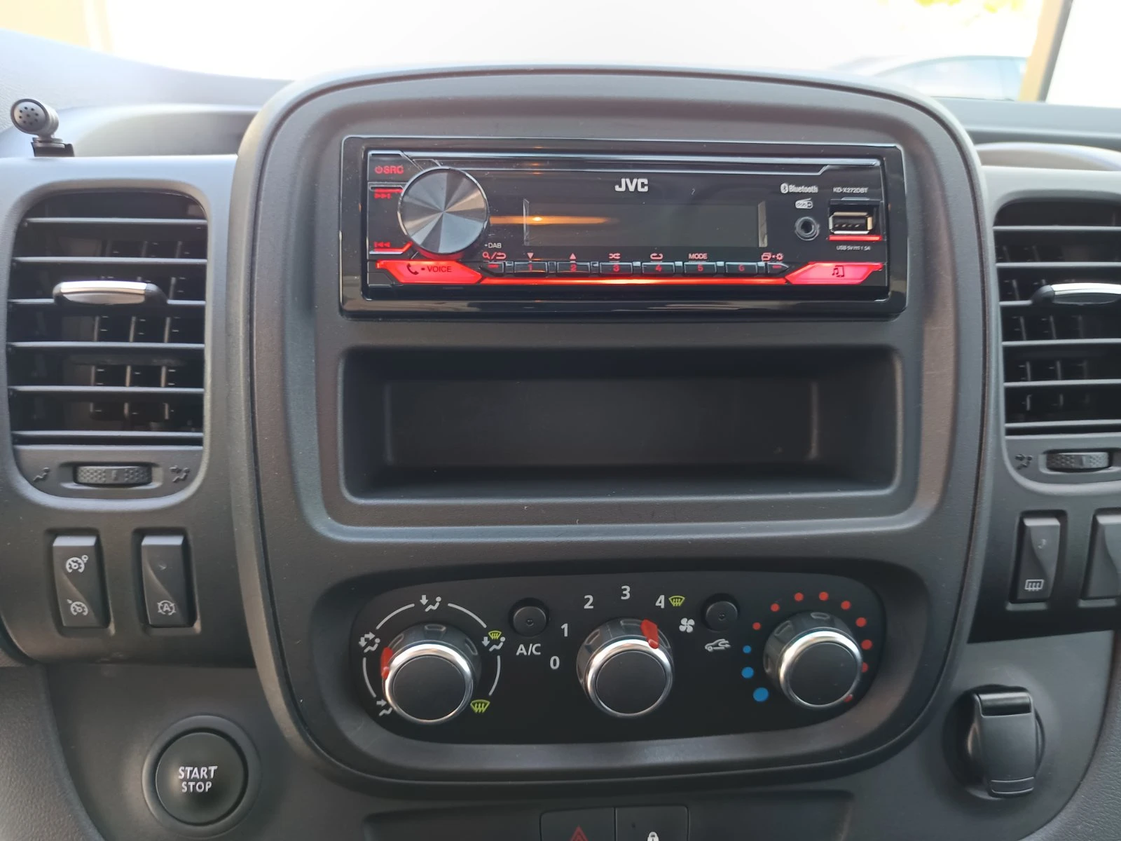 Renault Trafic 2.0dCi/120 к.с/Life L1H1 - изображение 9