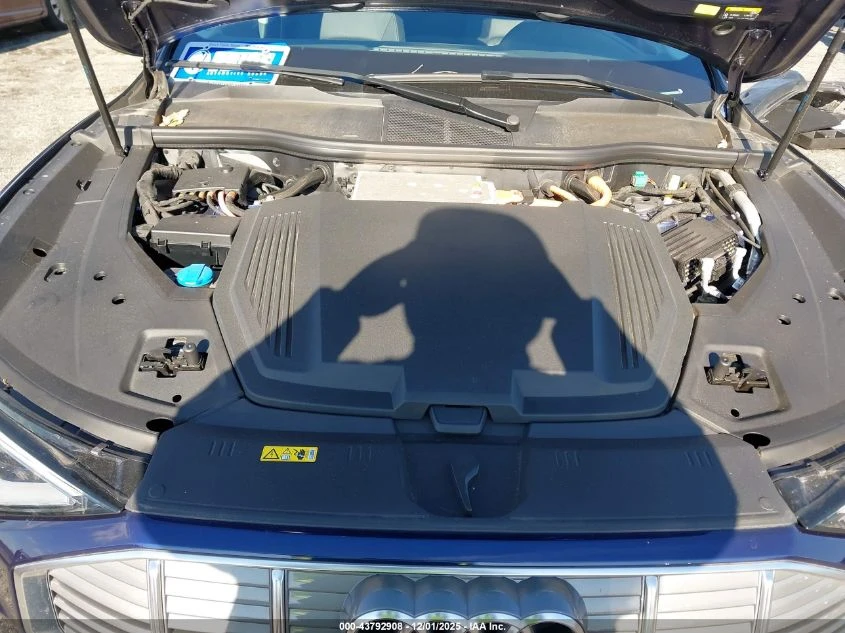 Audi E-Tron Premium Quattro - изображение 10