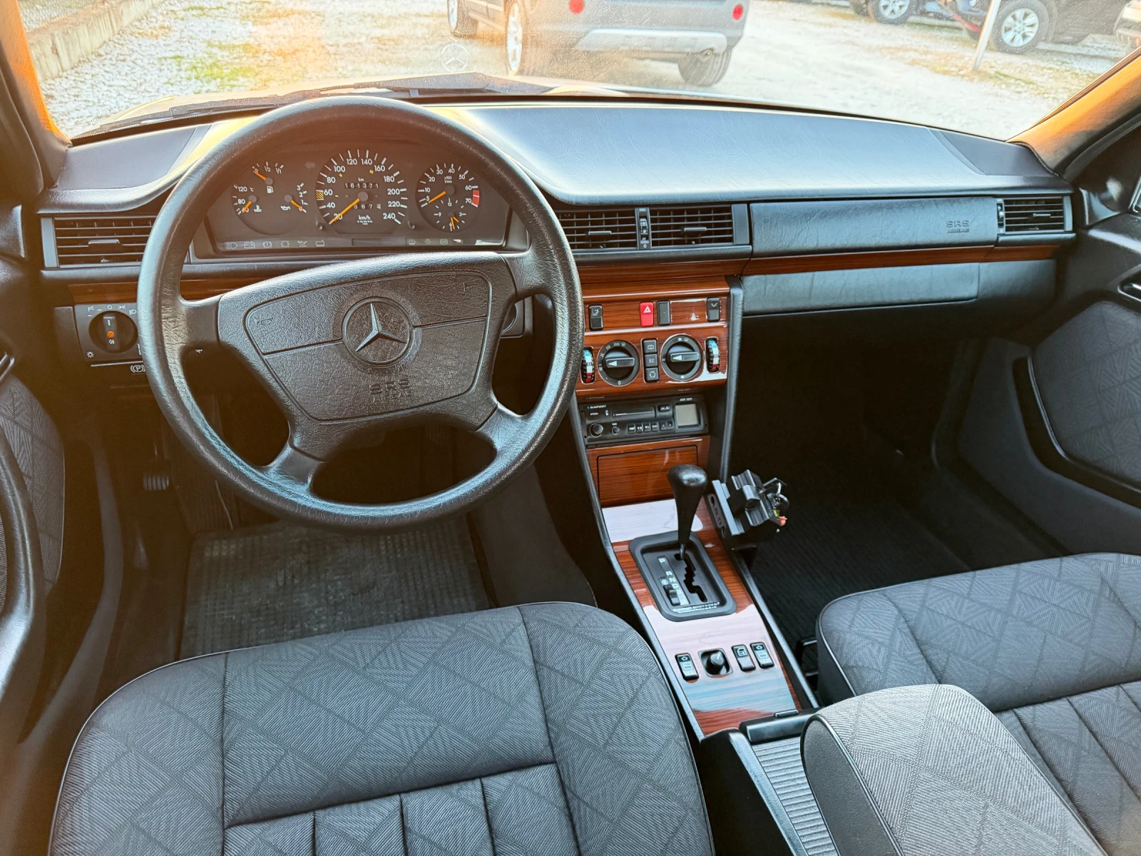 Mercedes-Benz 124 2.0i 16v Avtomat , снимка 6 - Автомобили и джипове - 53840224