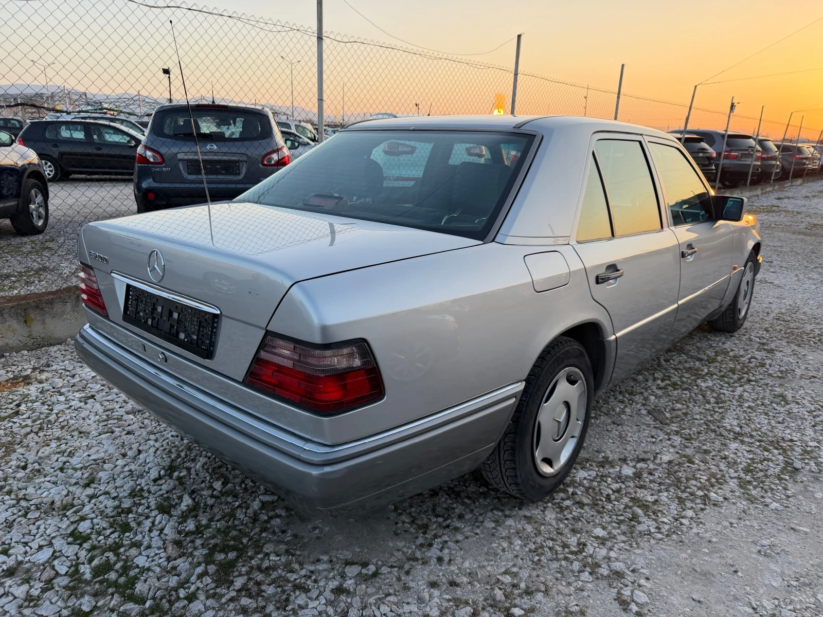 Mercedes-Benz 124 2.0i 16v Avtomat , снимка 3 - Автомобили и джипове - 53840224