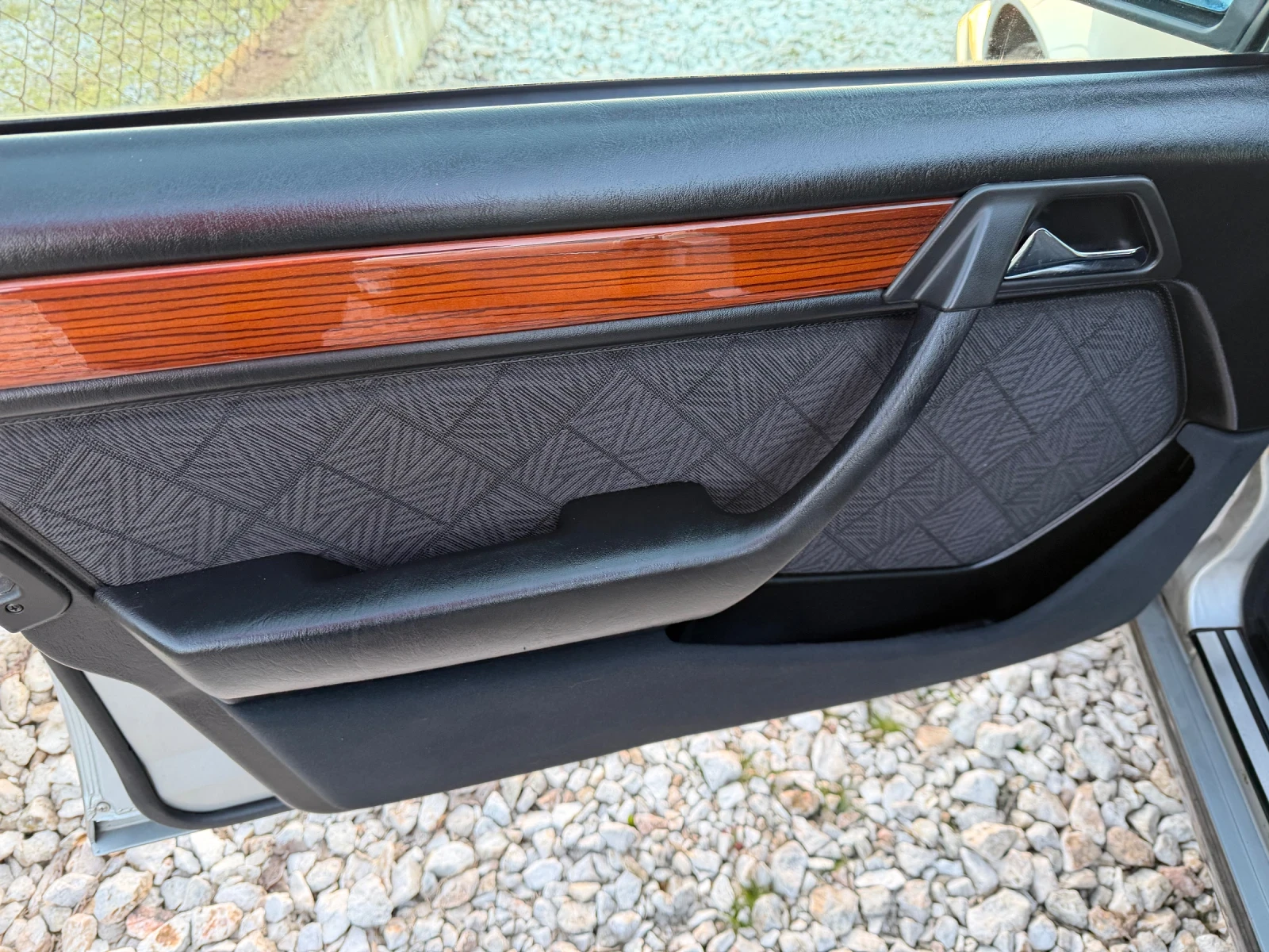 Mercedes-Benz 124 2.0i 16v Avtomat , снимка 14 - Автомобили и джипове - 53840224