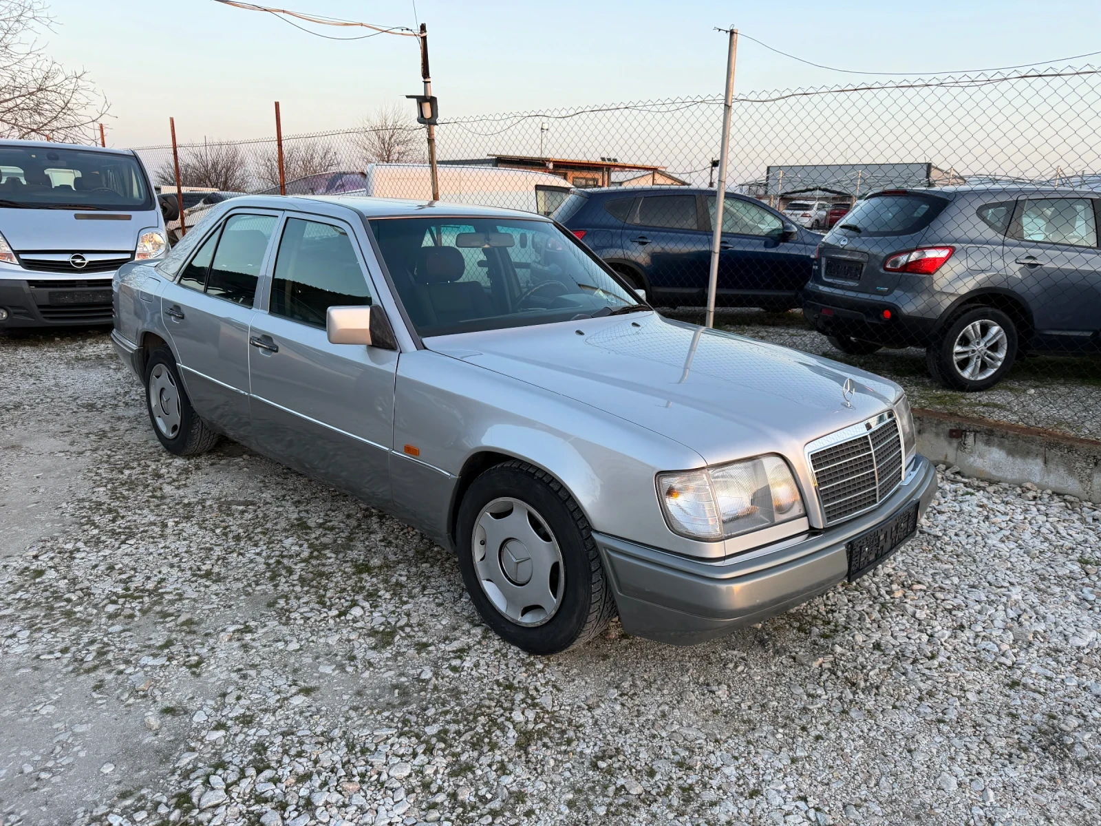 Mercedes-Benz 124 2.0i 16v Avtomat , снимка 12 - Автомобили и джипове - 53840224