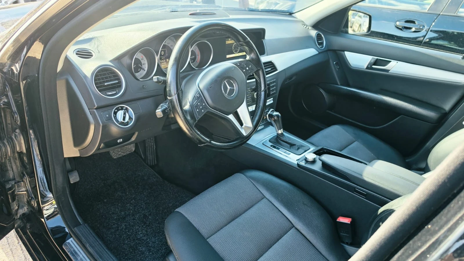 Mercedes-Benz C 220, снимка 8 - Автомобили и джипове - 54589063
