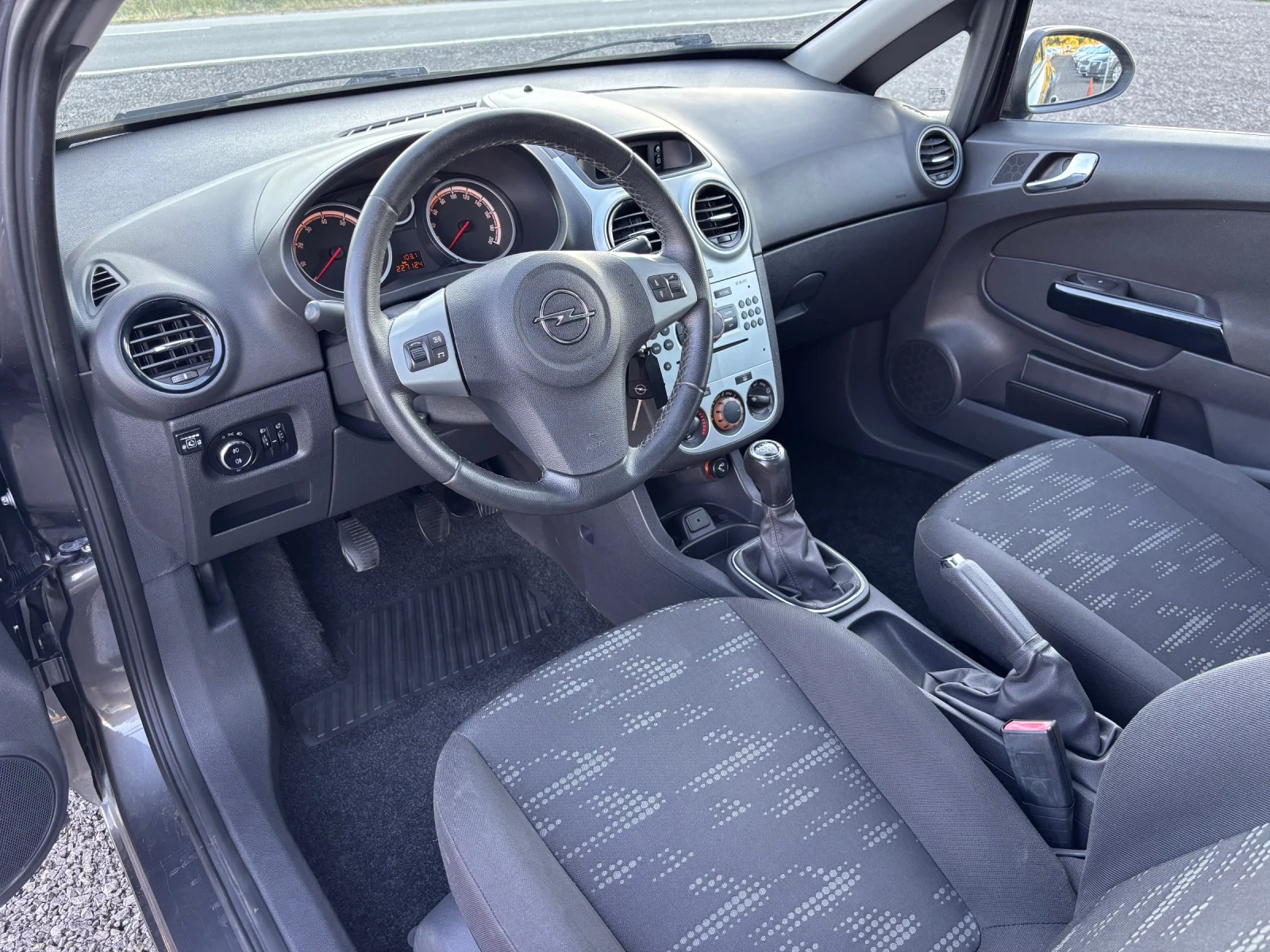 Opel Corsa 1.2 Газ + Бензин, снимка 9 - Автомобили и джипове - 55537058