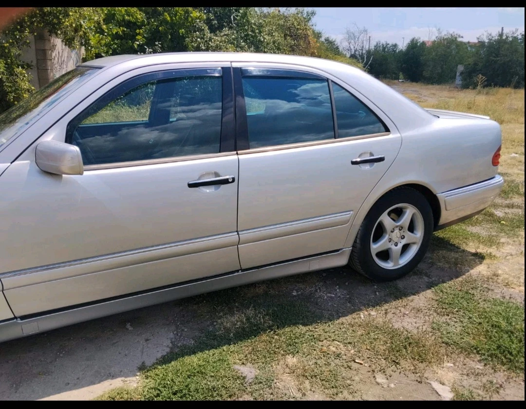 Mercedes-Benz E 200, снимка 7 - Автомобили и джипове - 55578162