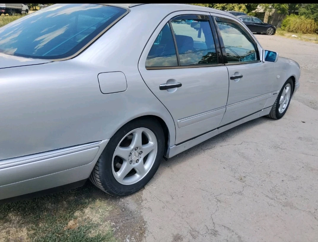 Mercedes-Benz E 200, снимка 5 - Автомобили и джипове - 55578162