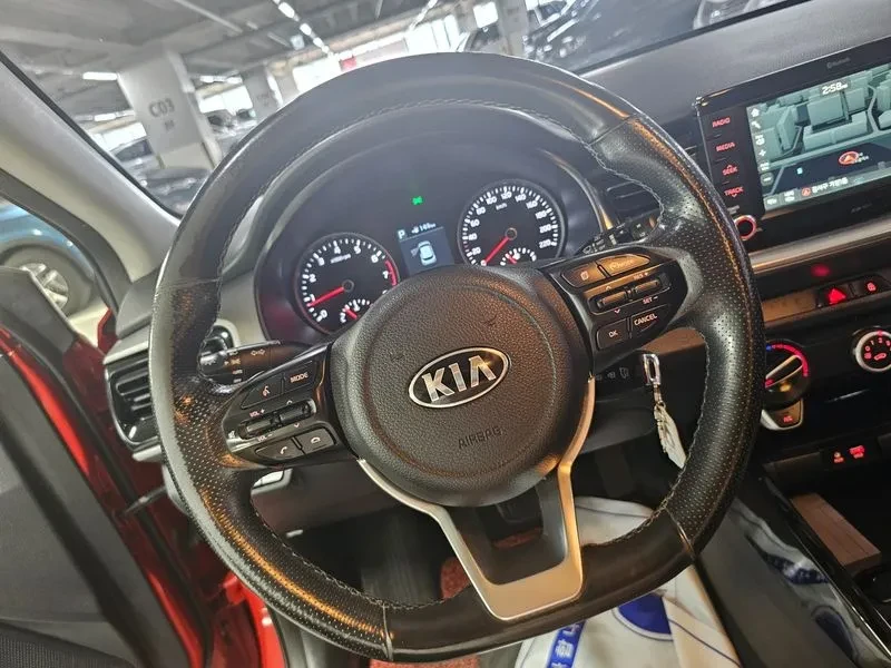 Kia Stonic 1.4 Deluxe, снимка 12 - Автомобили и джипове - 55786647