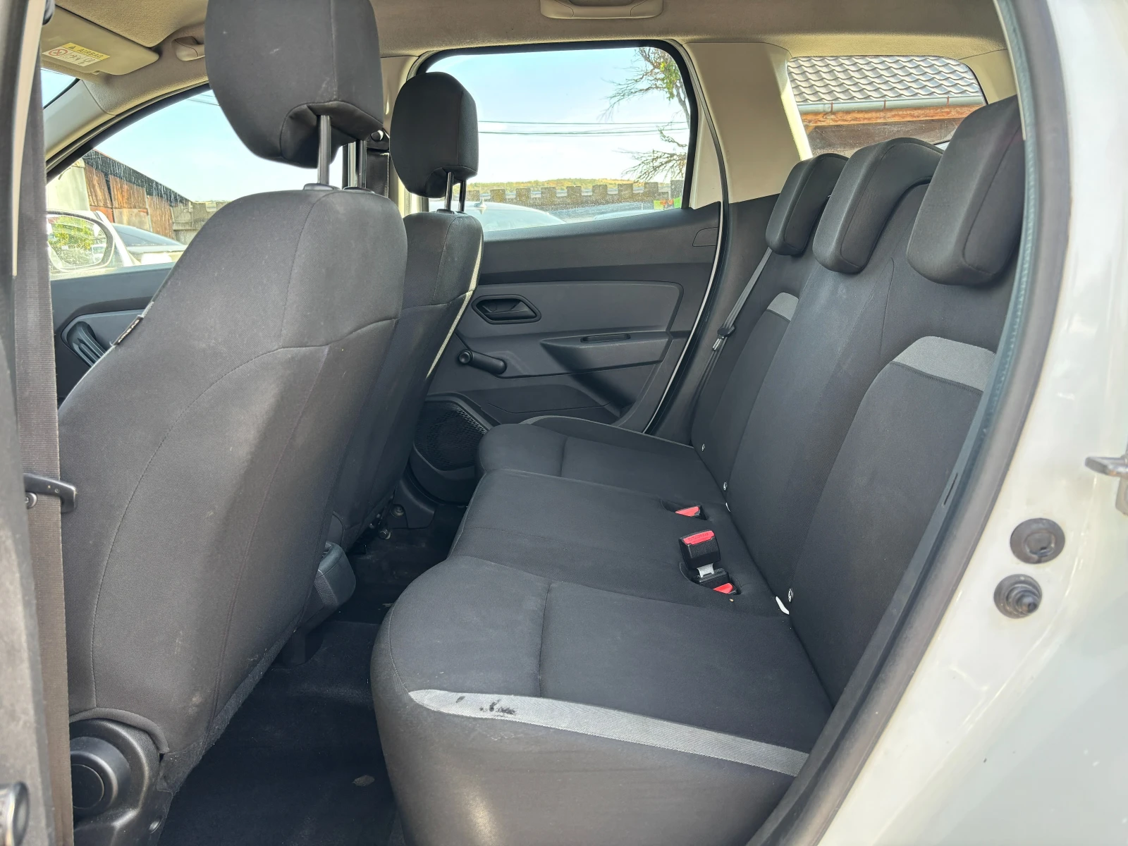 Dacia Duster 1.6i 4X4, снимка 12 - Автомобили и джипове - 56328668