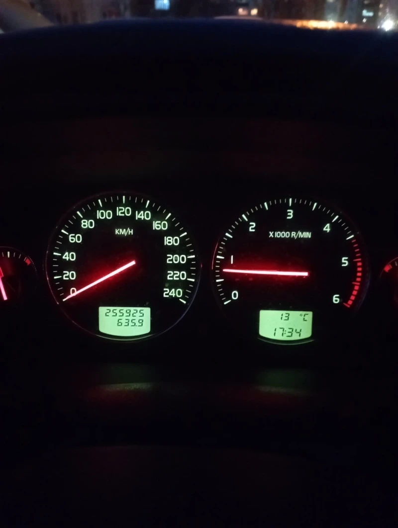 Volvo V40, снимка 8 - Автомобили и джипове - 53055397