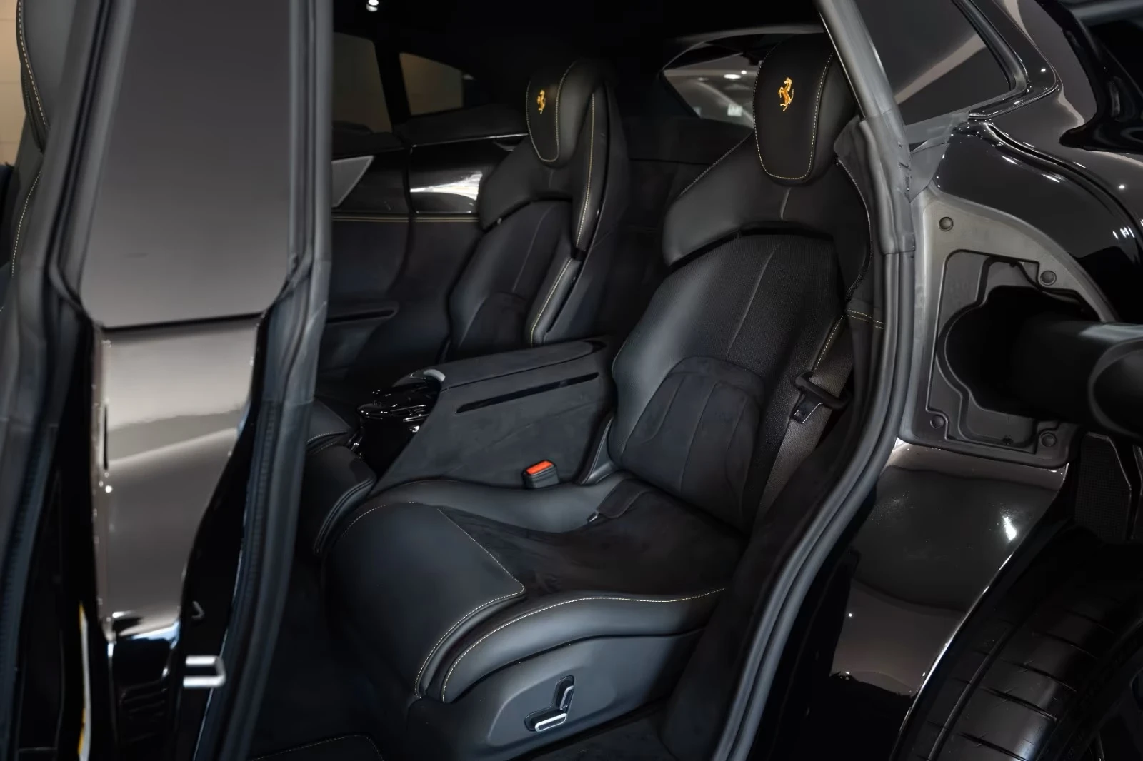 Ferrari Purosangue V12 / CARBON-KERAMIK / CAMERA /  | Mobile.bg   12