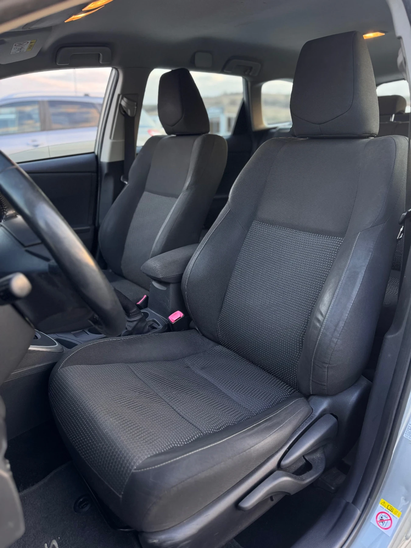 Toyota Auris 1.8i Hybrid, снимка 13 - Автомобили и джипове - 53867172