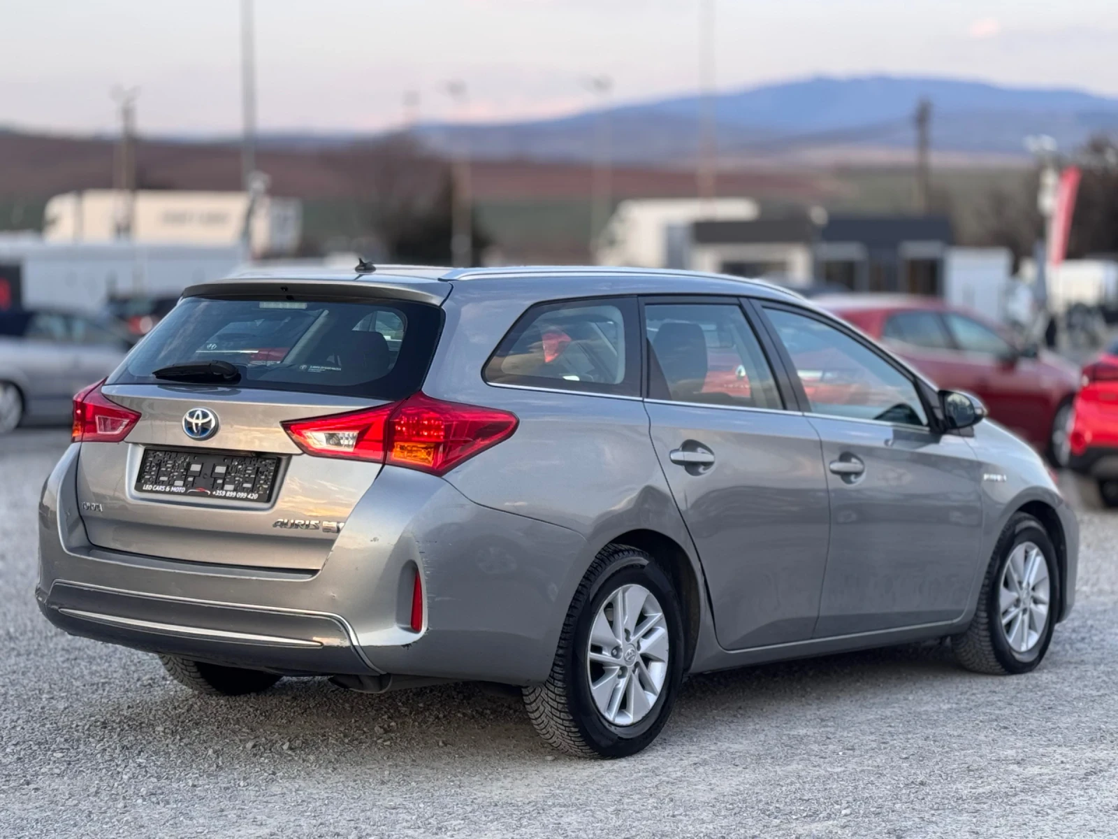 Toyota Auris 1.8i Hybrid, снимка 4 - Автомобили и джипове - 53867172