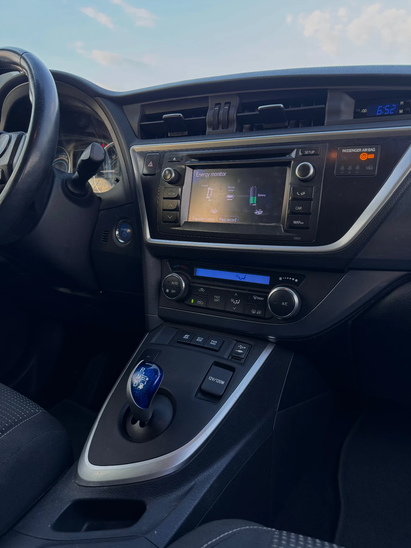 Toyota Auris 1.8i Hybrid, снимка 11 - Автомобили и джипове - 53867172