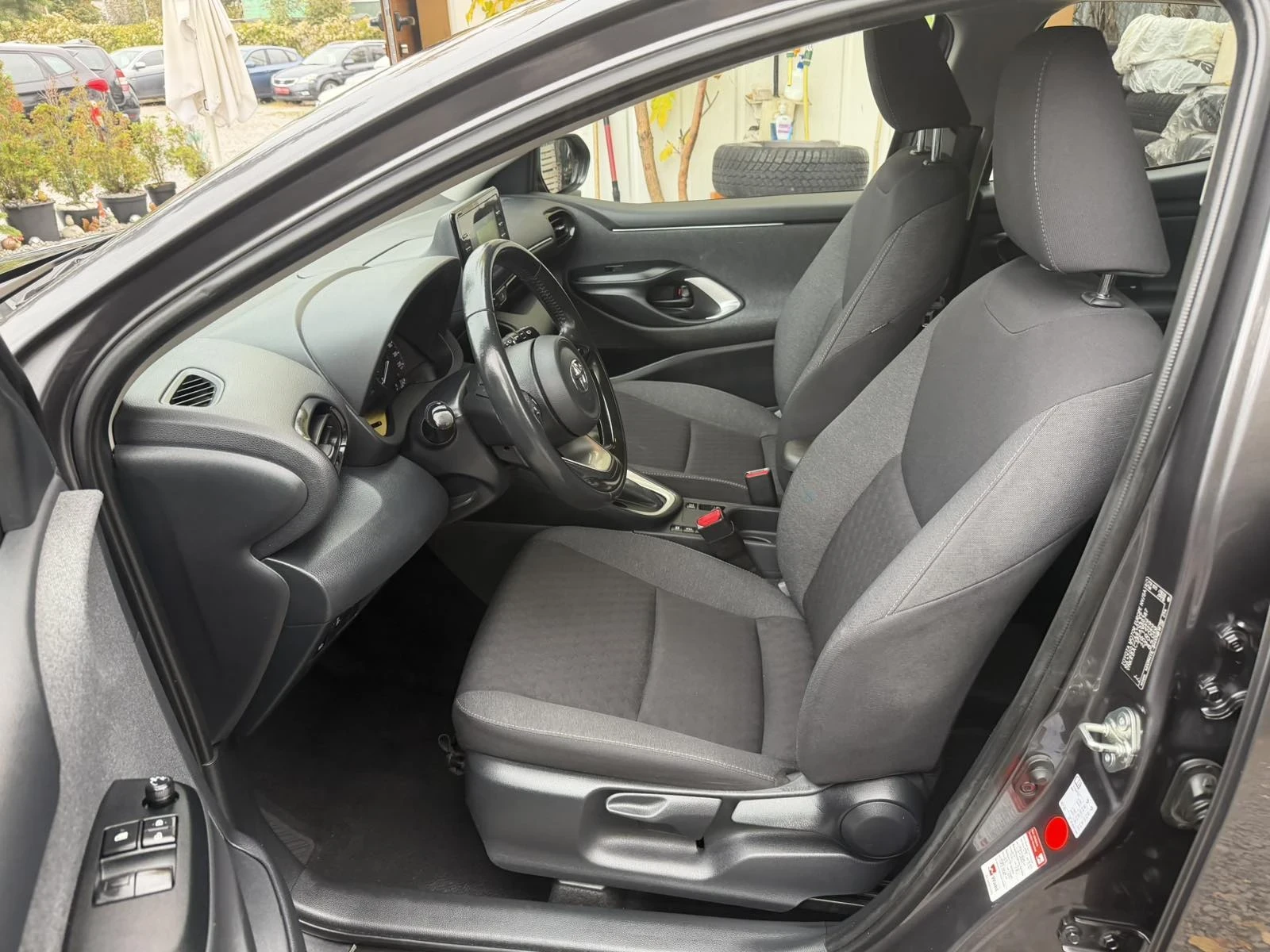 Toyota Yaris Automat, снимка 10 - Автомобили и джипове - 56483145