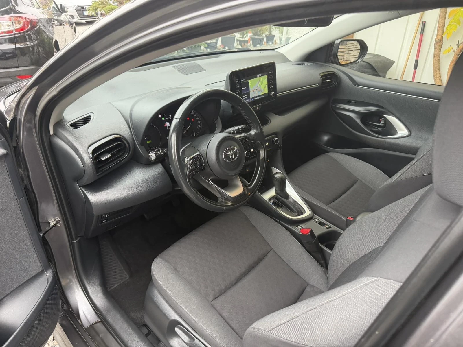 Toyota Yaris Automat, снимка 9 - Автомобили и джипове - 56483145