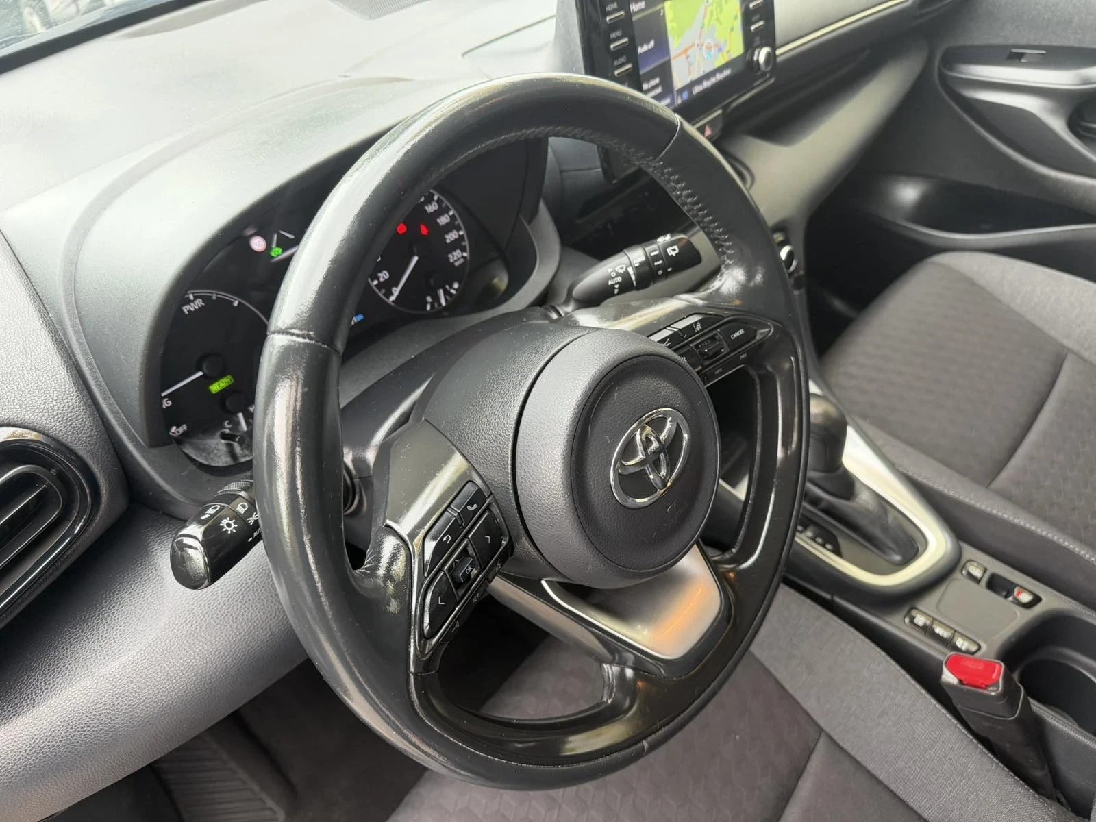 Toyota Yaris Automat, снимка 12 - Автомобили и джипове - 56483145