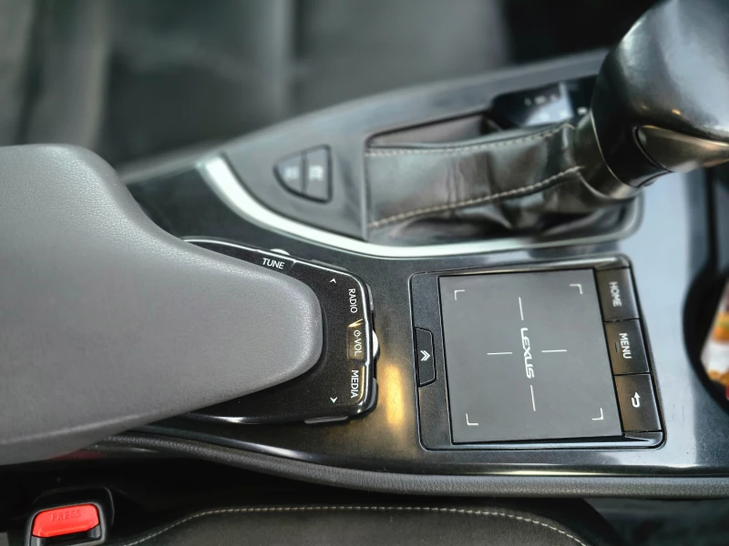 Lexus UX 250h, снимка 11 - Автомобили и джипове - 52519199