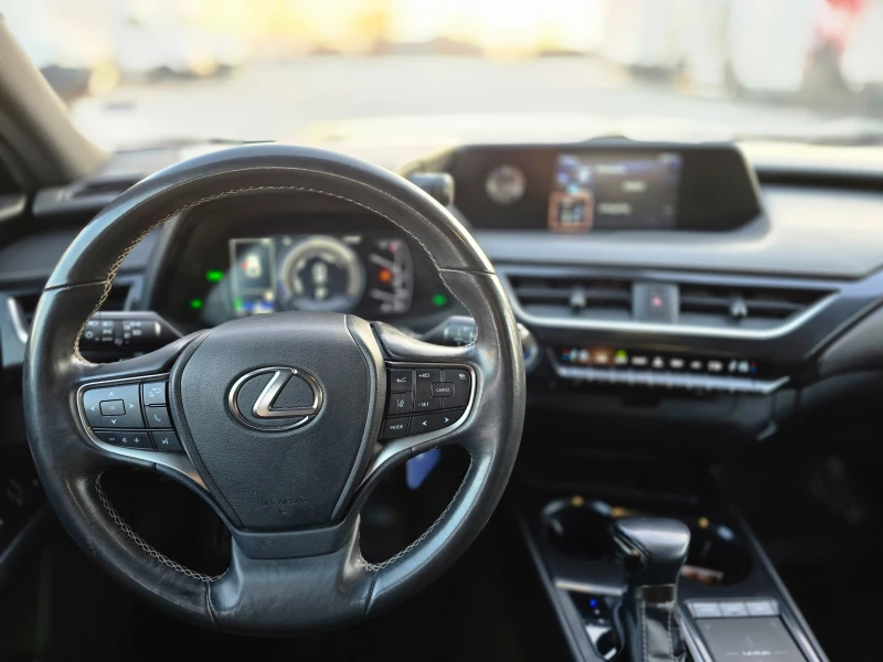 Lexus UX 250h, снимка 6 - Автомобили и джипове - 52519199