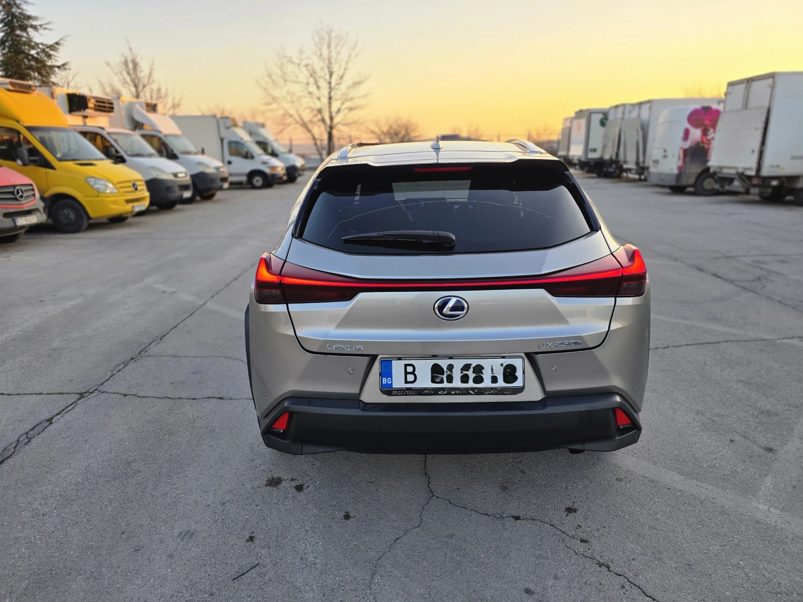 Lexus UX 250h  - изображение 2