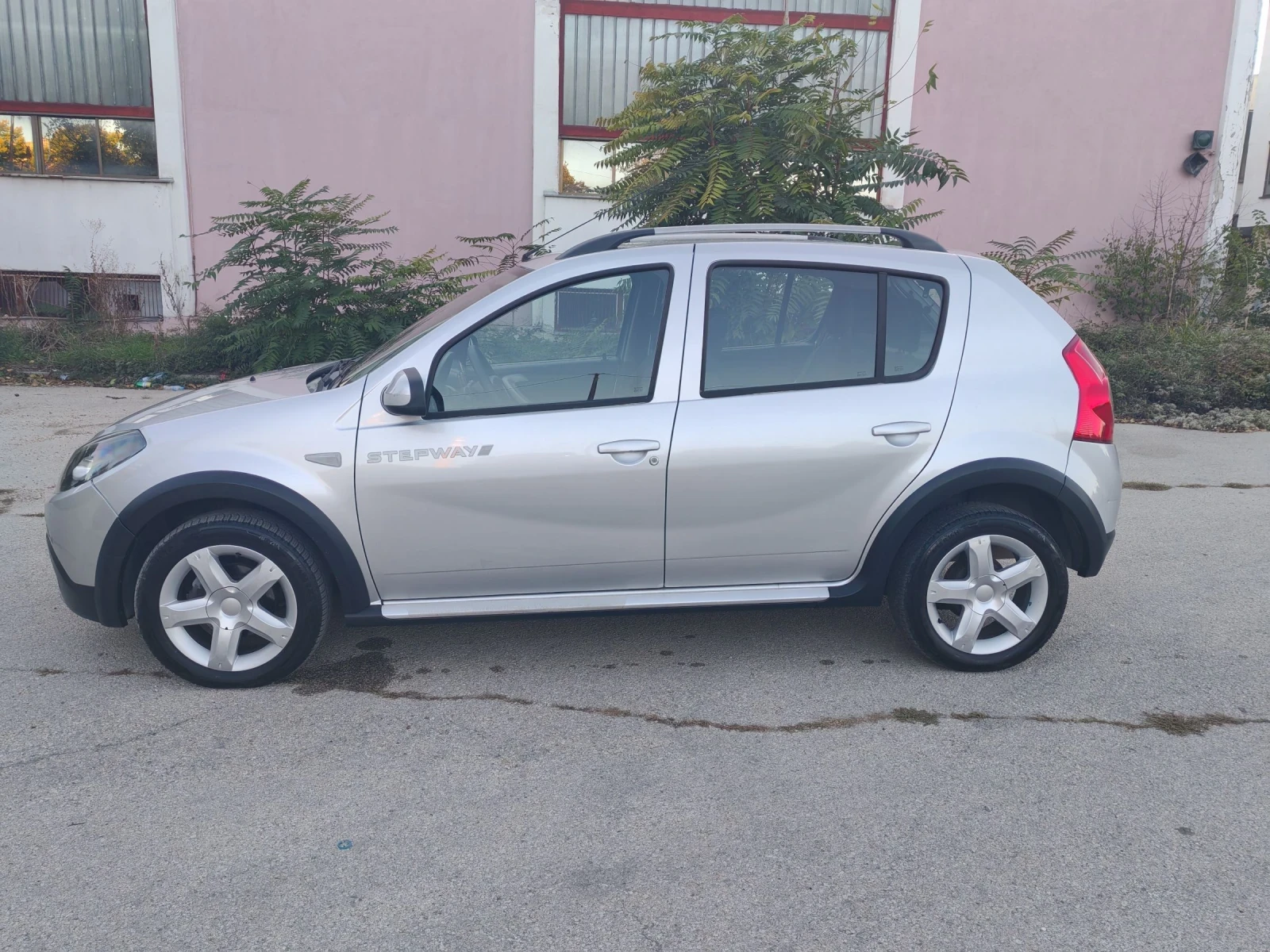 Dacia Sandero 1.6i GAZ 2011G - изображение 9