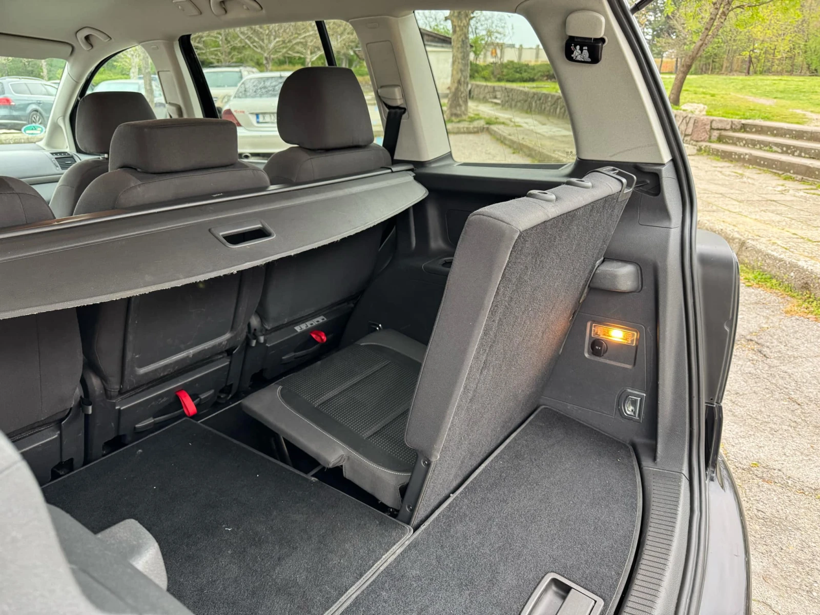 VW Touran 1.9 TDI Freestyle, снимка 8 - Автомобили и джипове - 54114336