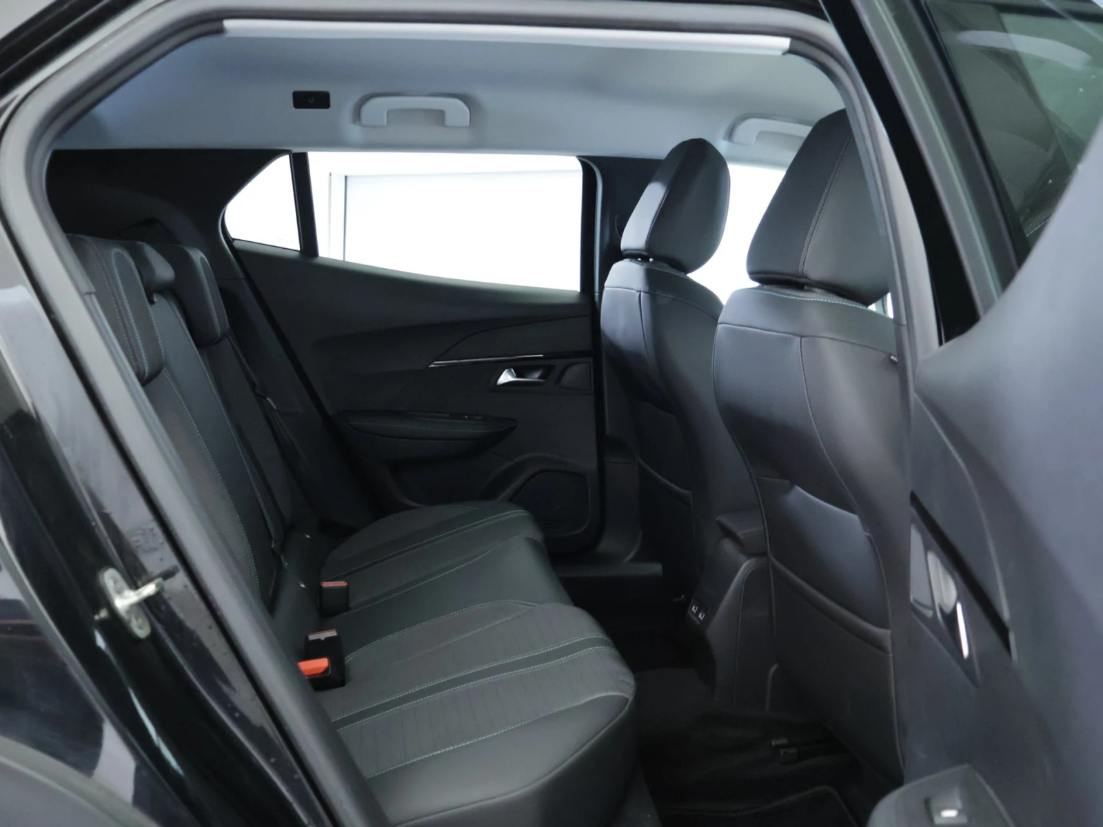 Peugeot 2008 50 kWh Allure Pack, снимка 9 - Автомобили и джипове - 54253362